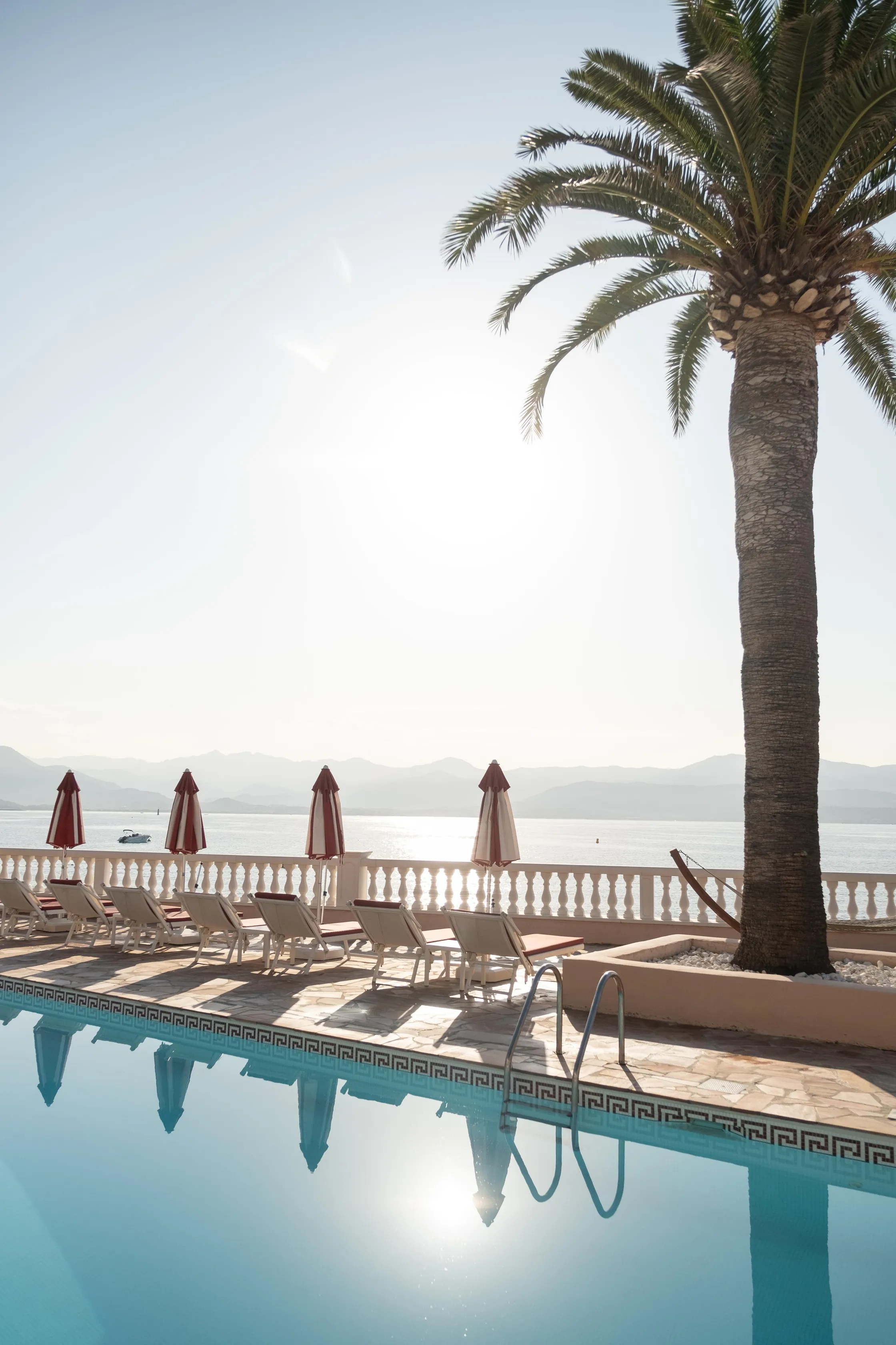 piscine de l'hôtel avec transats et parasols